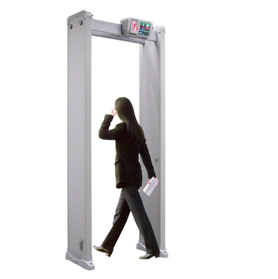 Paseo de la puerta de la seguridad a través del detector de metales para la comprobación pública de las estaciones